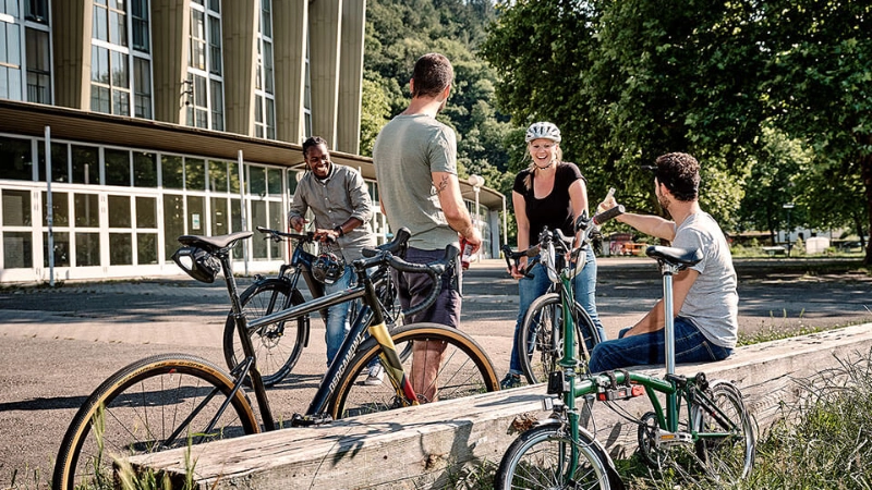 Gruppe diverser Fahrradfahrer Pause
