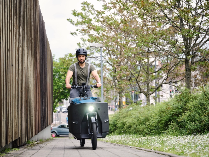 JobRadler fährt mit Lastenrad und Licht